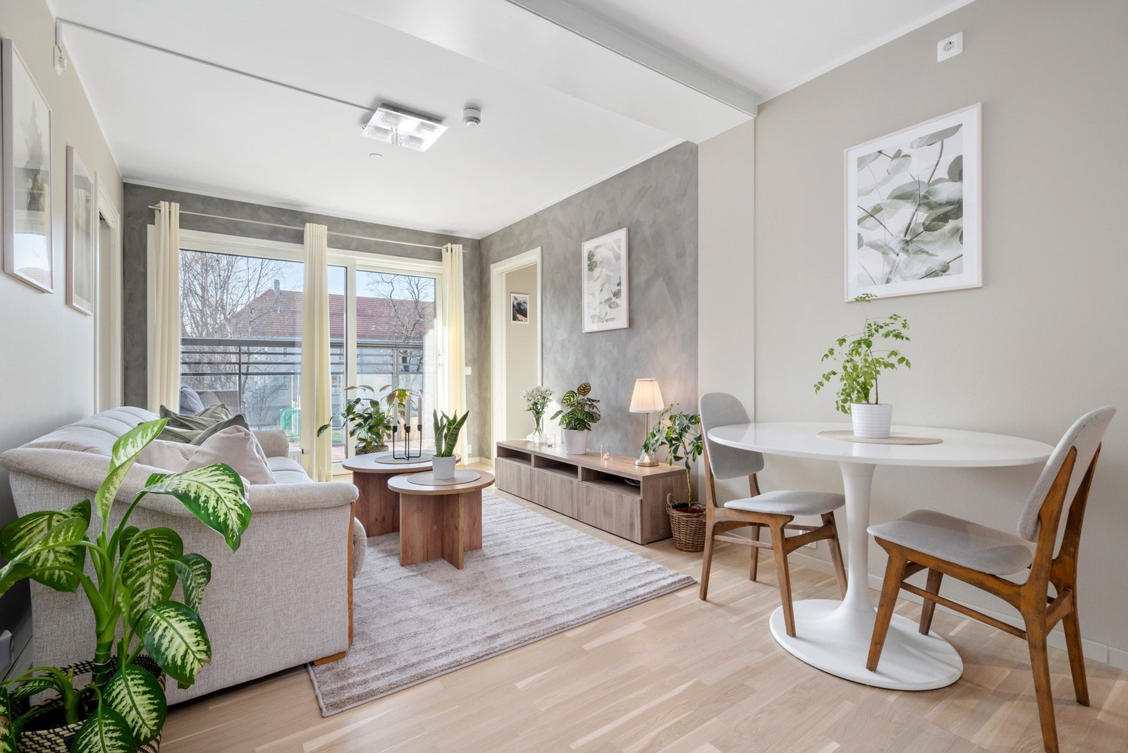 De store vindusflatene gir leiligheten godt med belysning. Galleribilde