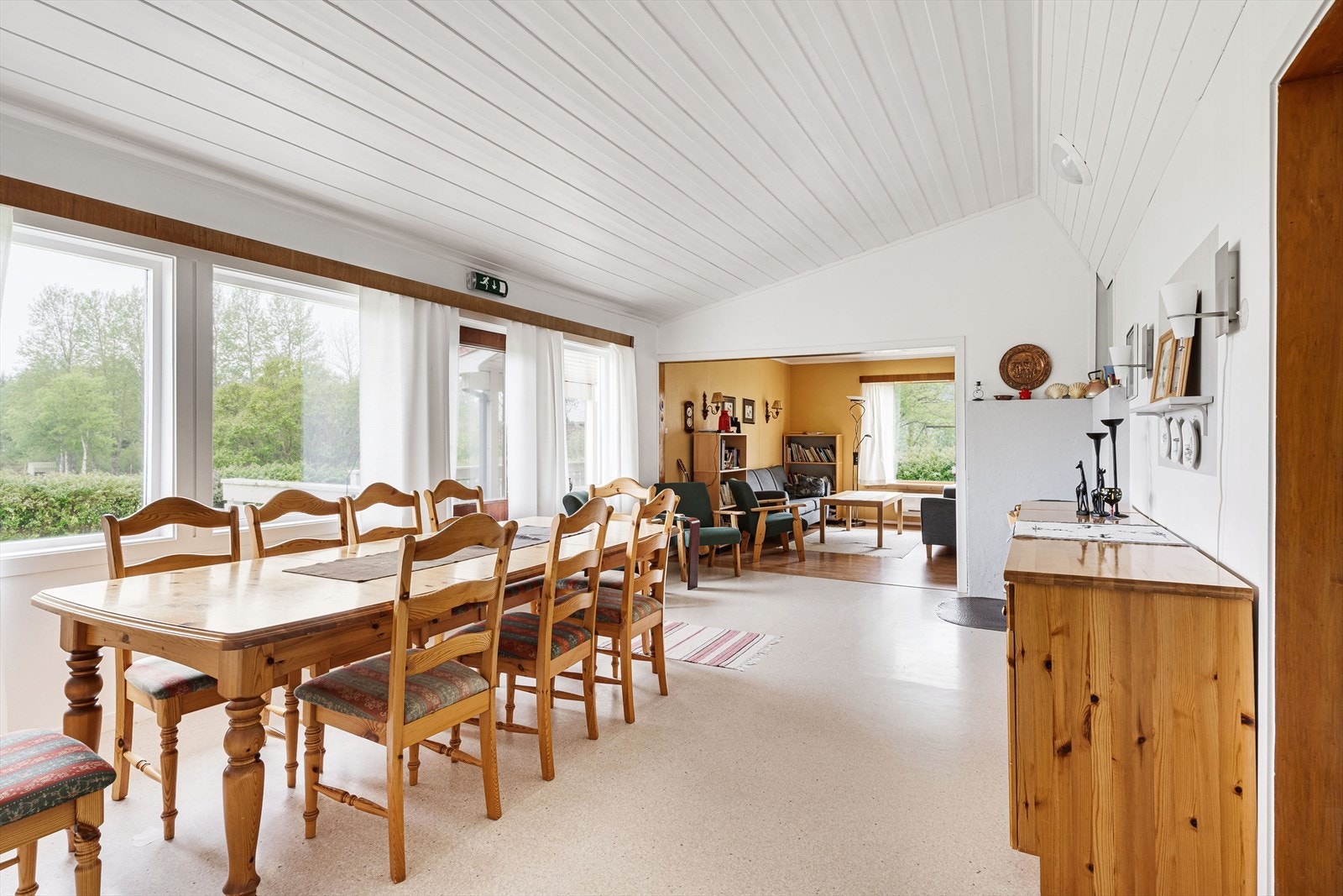 Veranda i nordvest oppført i tre, ca. 16,5 m2, herav ca. 9,5 m2 under tak. Galleribilde