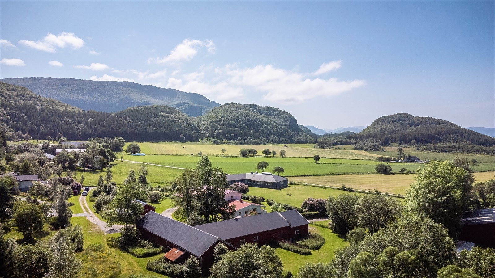 Fra eiendommen kan man gå opp blant annet Bjørufjellet som er rett bak eiendommen eller Malmsfjellet! Galleribilde