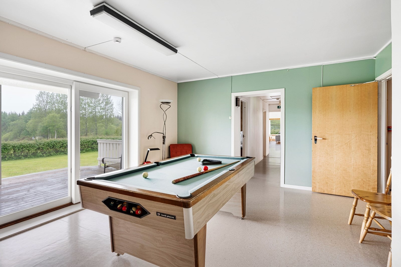 Stue plasser i midten av bygget, med utgang til veranda i vest. Galleribilde