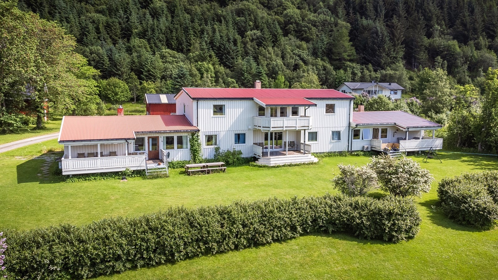 Stor og innholdsrik eiendom! Eiendommen følger med blant annet fjøs og uthus som per i dag benyttes som lager. Galleribilde