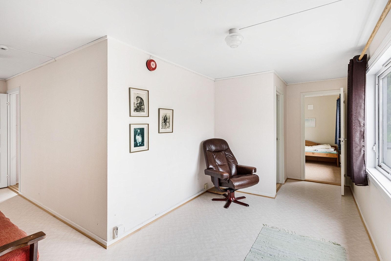 Går trapp til 2.etg fra terreng i sørøst. Galleribilde