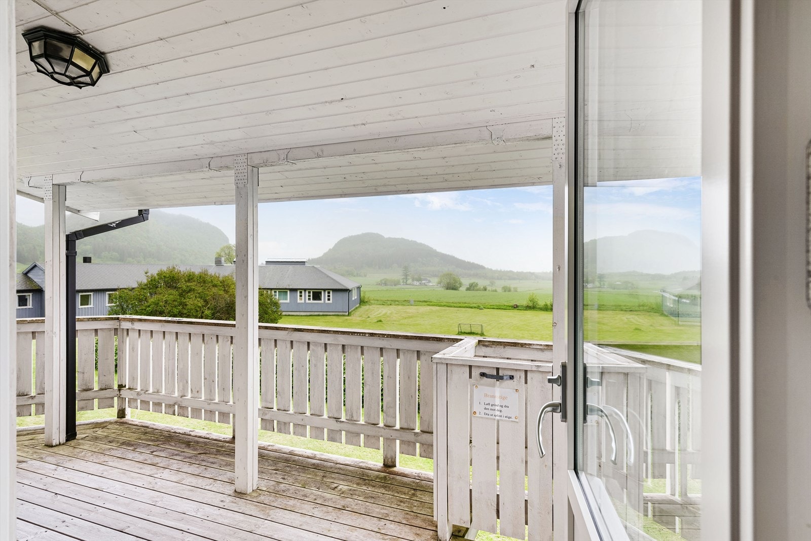 Veranda 2.et vest oppført i tre, ca. 12 m2. Galleribilde