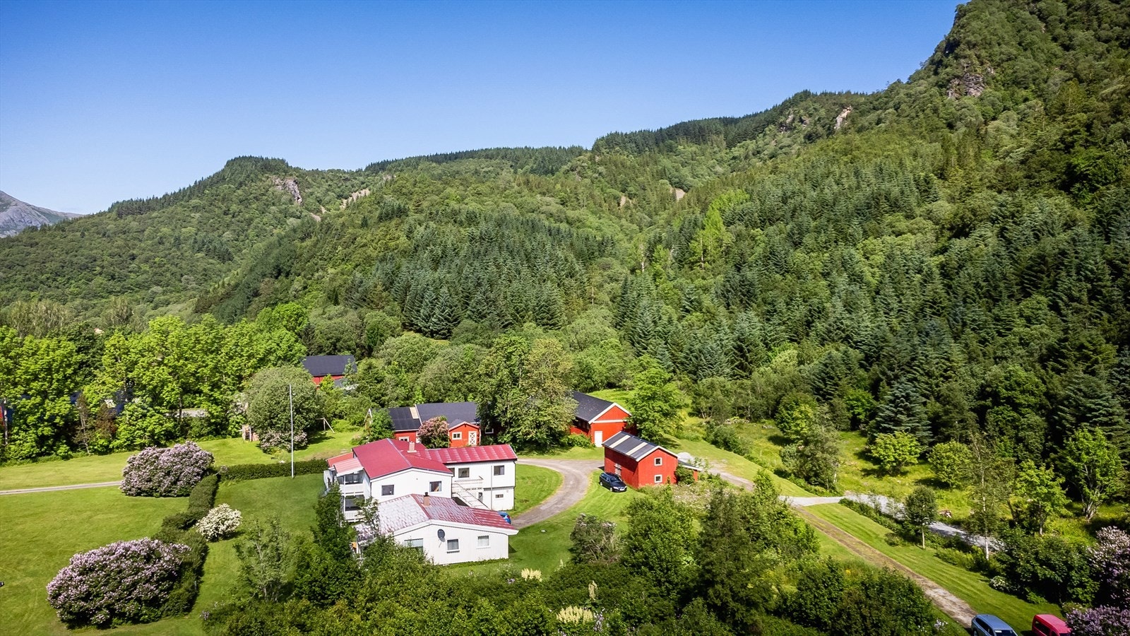 Eiendommen følger det med grillhus, det er ca. 550 meter sti opp til Grillhuset fra gårdstunet. Galleribilde