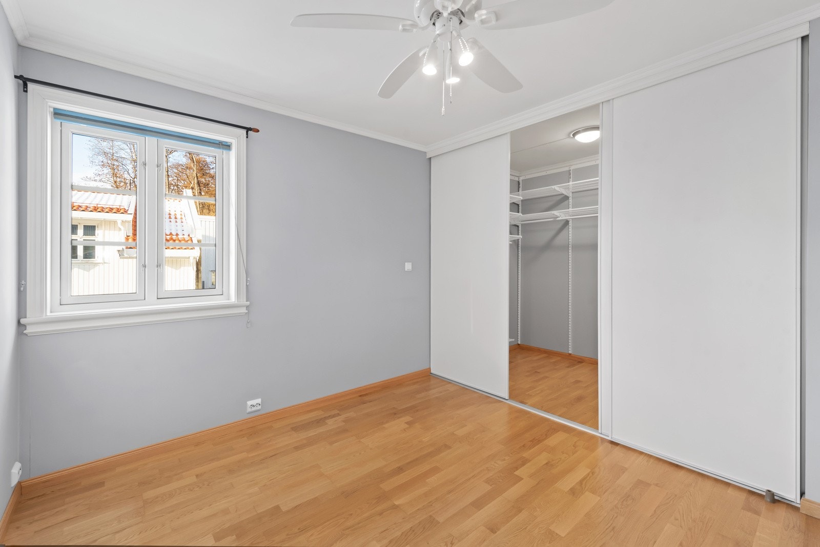 Skyvedører inn til walk-in garderoben Galleribilde