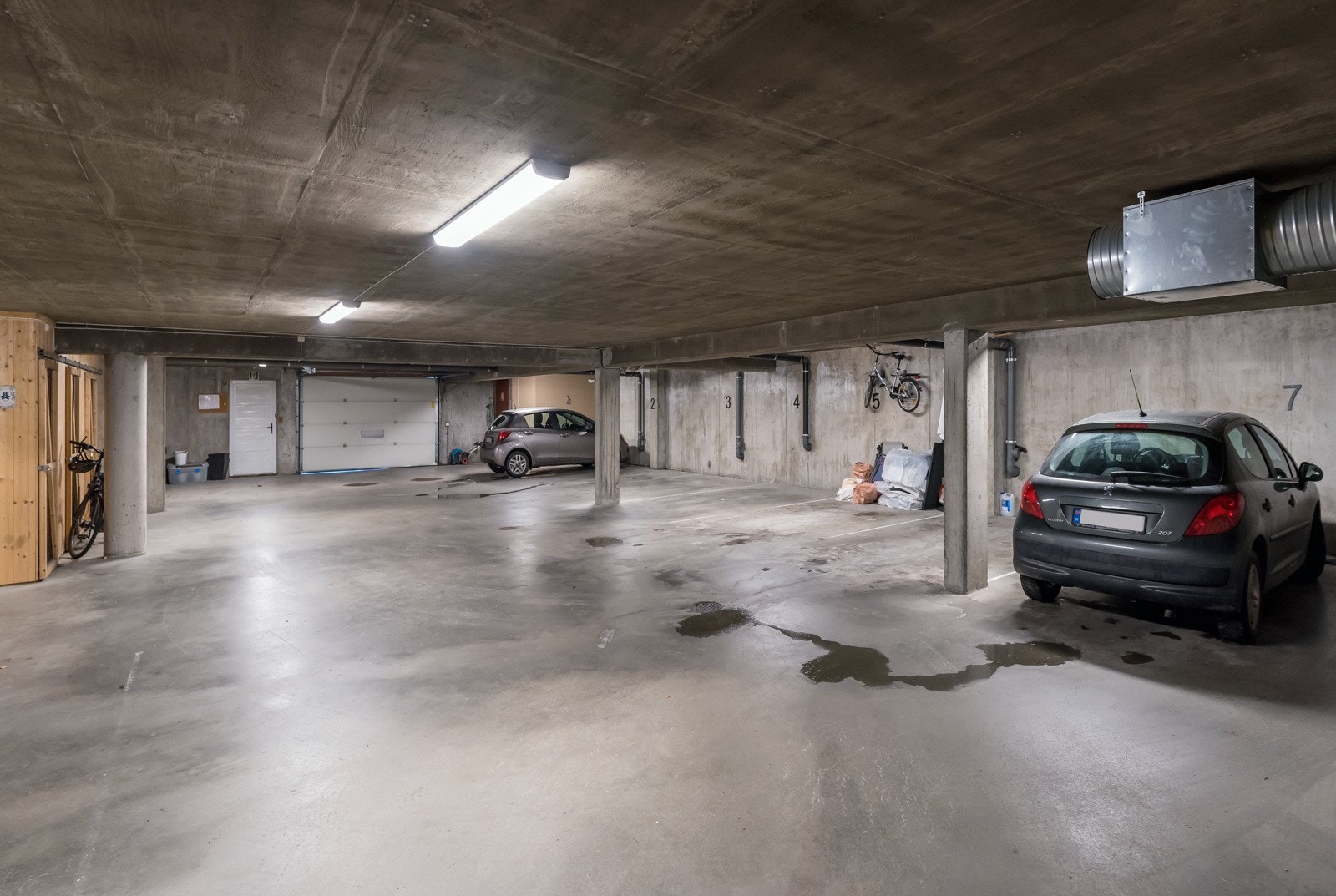 Parkering i garasjeanlegg i kjeller Galleribilde