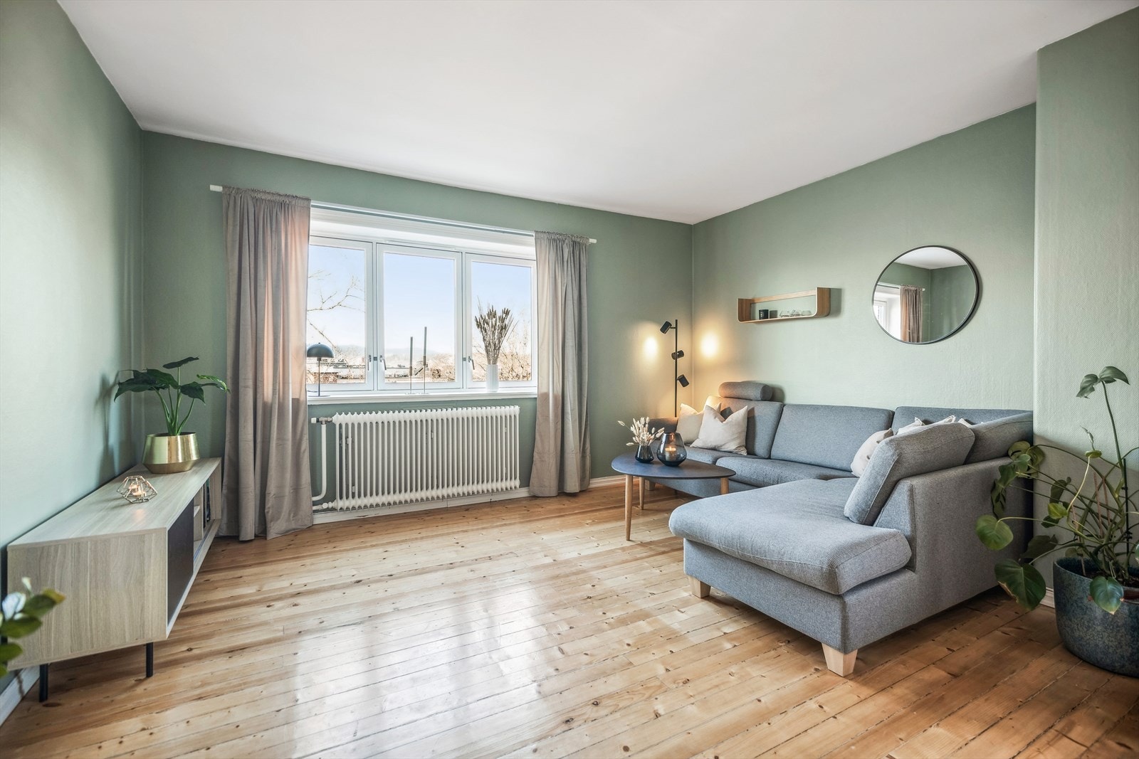 Store og luftige vinduer som slipper inn rikelig med dagslys og kan by på flott utsikt. Galleribilde