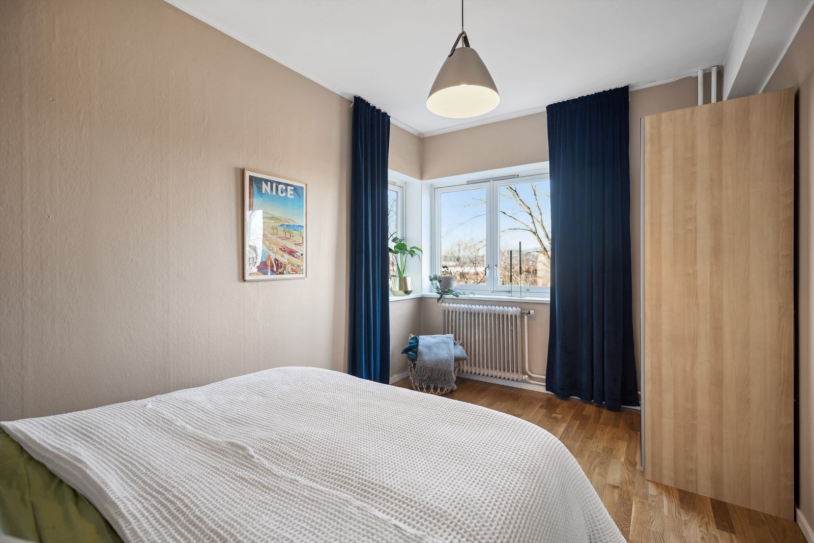 Soverom med god plass til dobbeltseng, kontorhjørne og oppbevaringmuligheter. Galleribilde