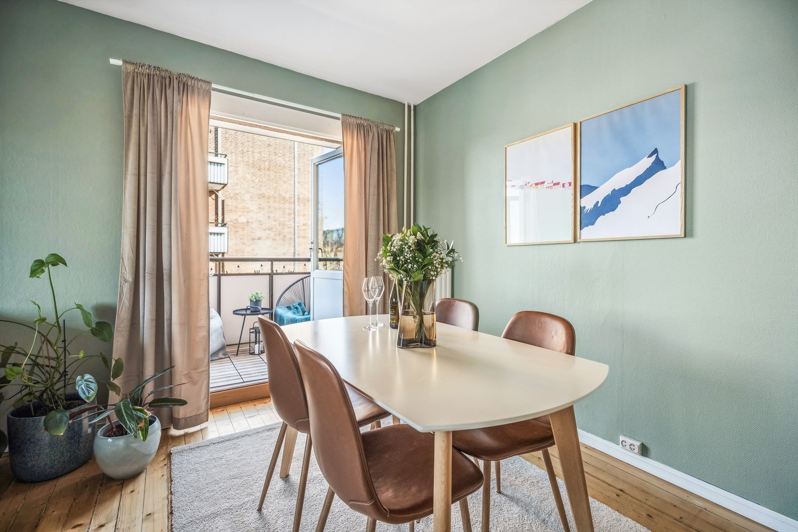 Stine Opstadmo ved DNB Eiendom har gleden av å presentere Schouterrassen 14! Galleribilde