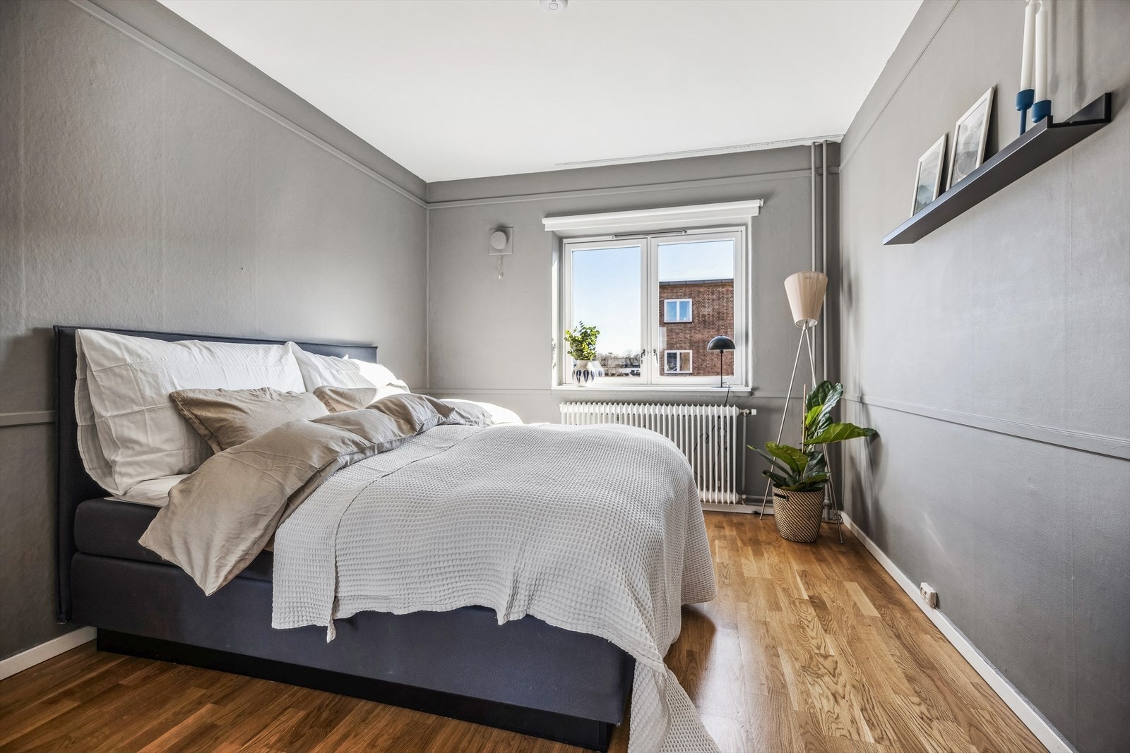 Hovedsoverom med plass til dobbeltseng og oppbevaring i garderobeskap. Galleribilde