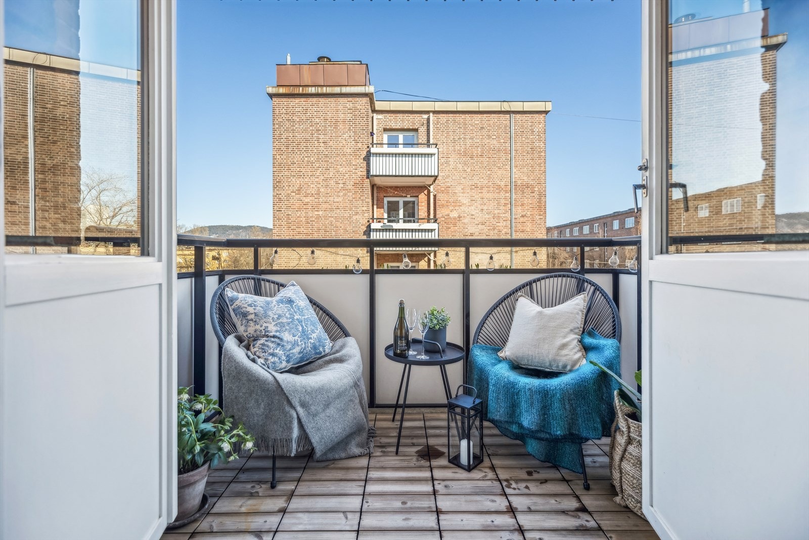 Utgang til balkong med plass til sittegruppe og grill. Galleribilde