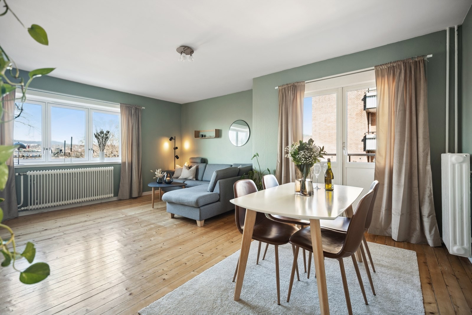 Romslig stue med gode innredningmuligheter for sofahjørne og spisebord. Galleribilde