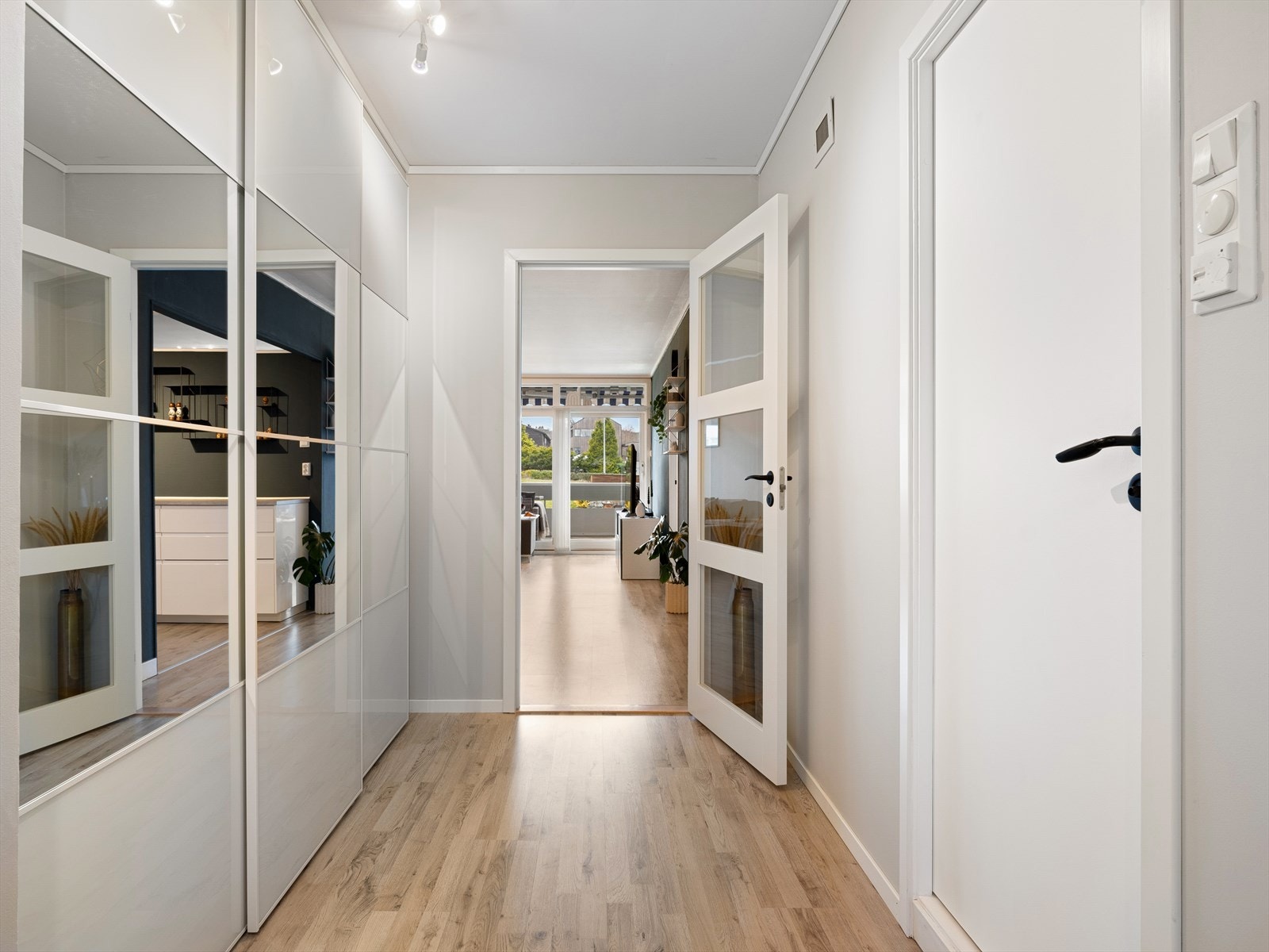 Gang med skyvedørsgarderobe Galleribilde