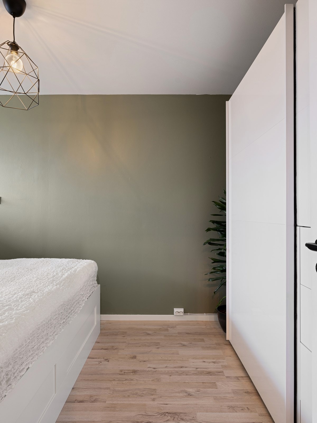 Soverom nr 1 med skyvedørsgarderboe Galleribilde