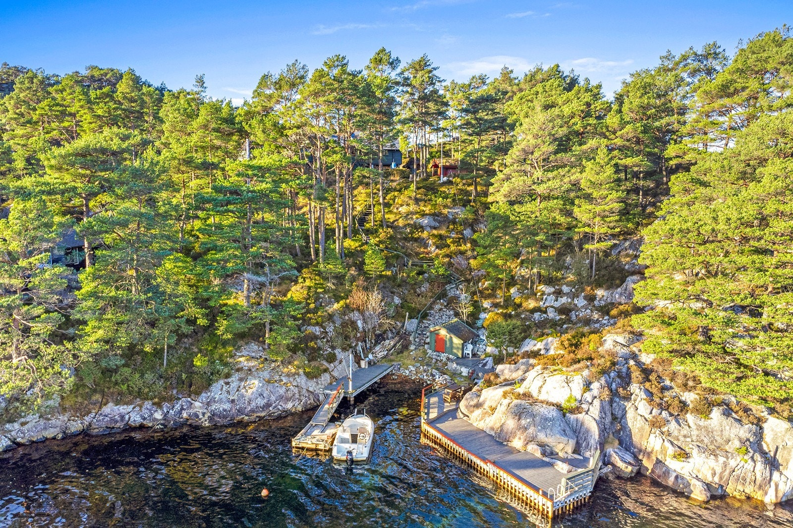 Fra hytten er det sti ned til brygge og badeplass. Galleribilde