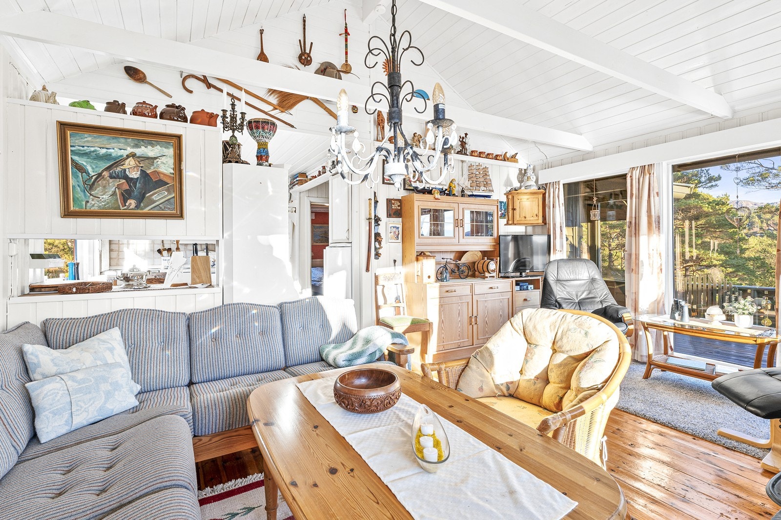 Her er det god plass til både lenestoler og sofagruppe. Galleribilde