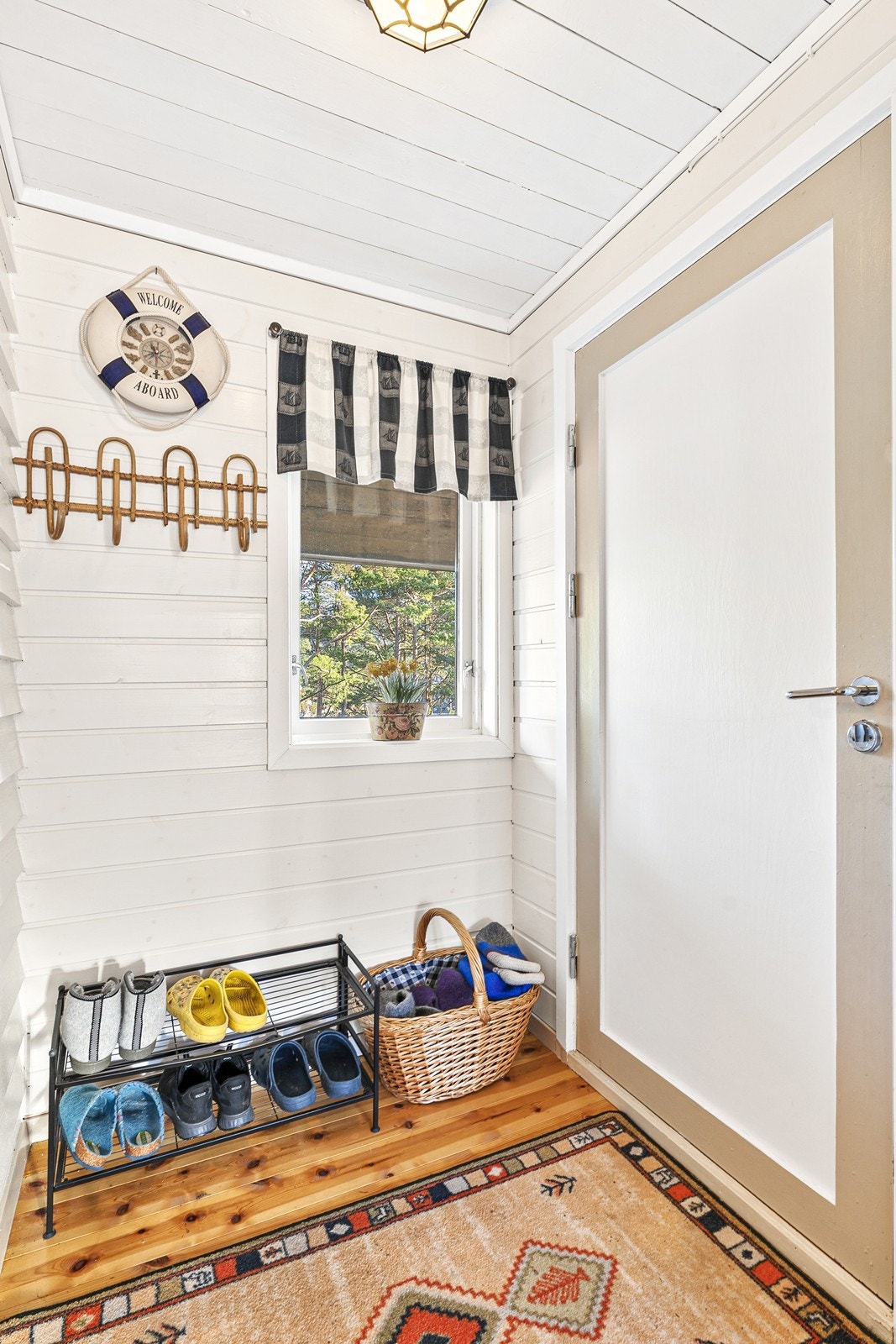 Entré/gang med plass til jakkeknagg og skostativ. Galleribilde