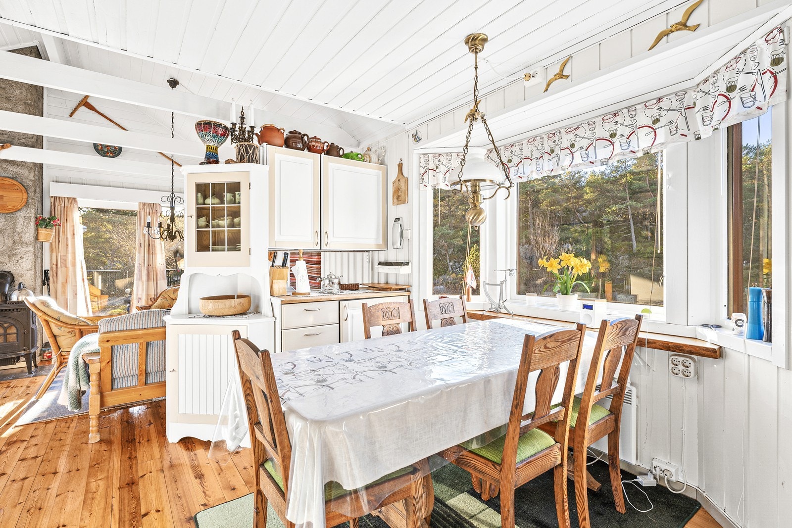 Kjøkken er praktisk innredet med skapinnredning på begge sider og god plass til spisebord i midten. Galleribilde