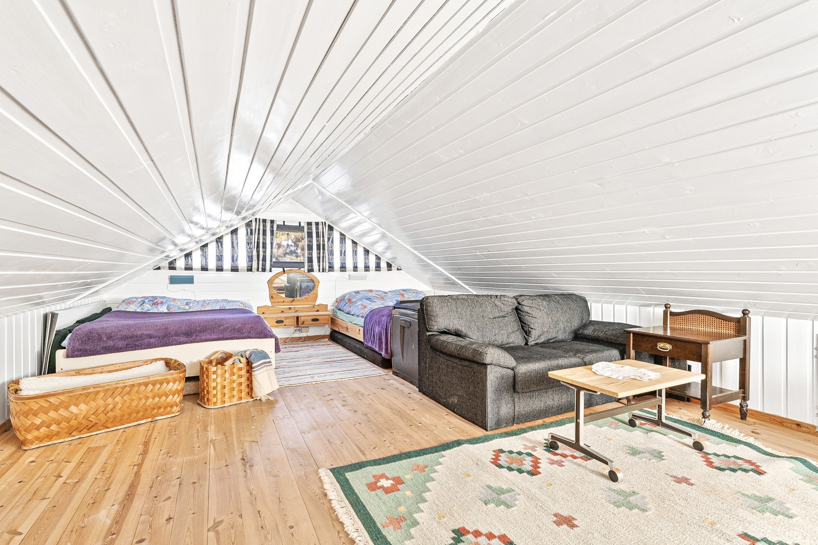 Hemsen har ikke målbart areal grunnet lav takhøyde og er således ikke godkjent for varig opphold. Gulvarealet er målt til 24 kvm. I dag innredet med senger og sofa. Galleribilde