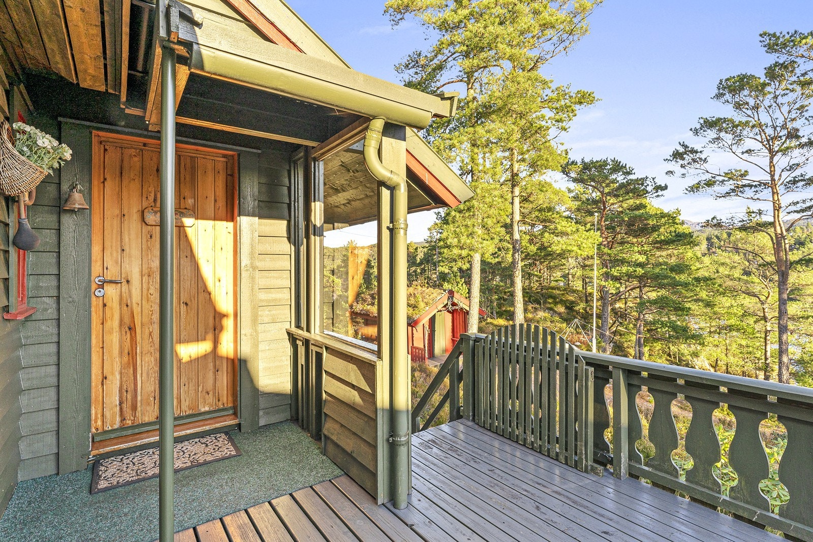 Overbygget entréparti ved inngangsdør. Galleribilde