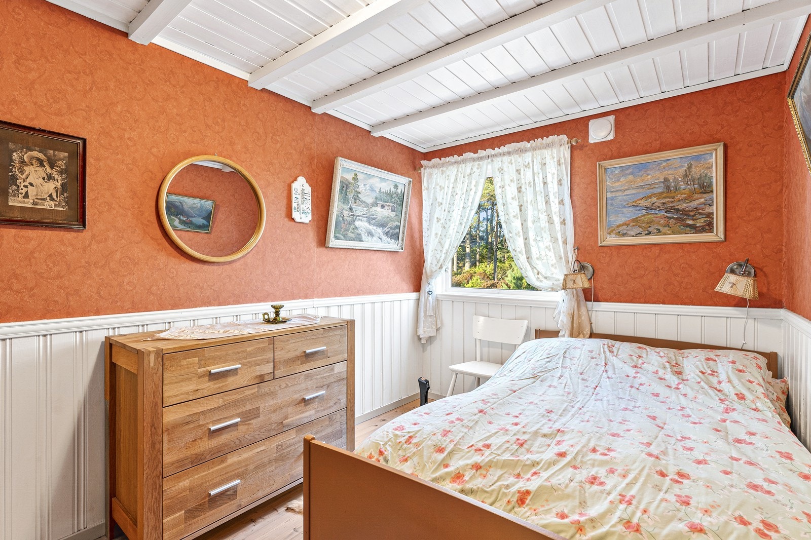 Hovedsoverom av god størrelse med plass til dobbeltseng og nattbord. Galleribilde