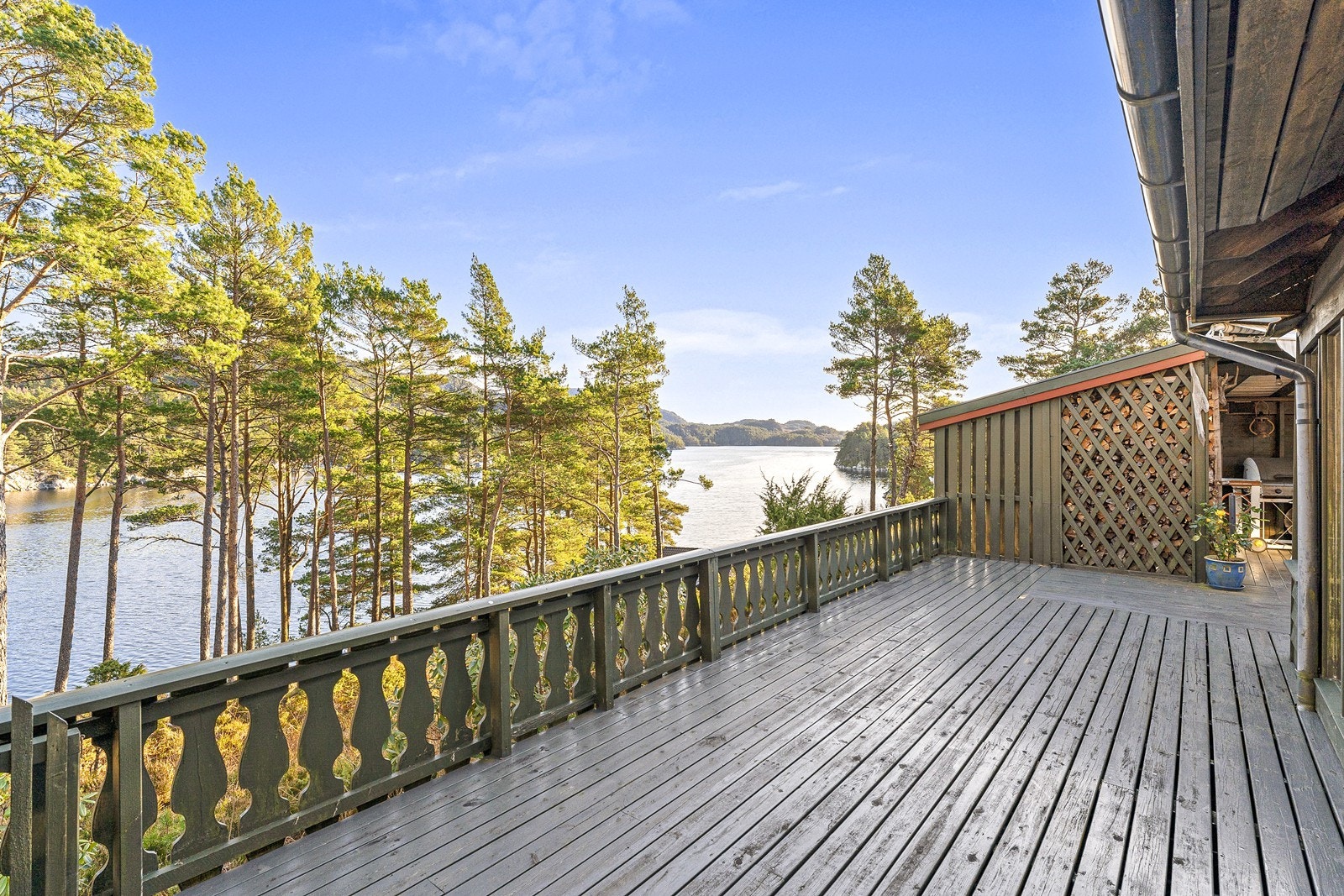 Sjøutsikt fra terrasse. Galleribilde