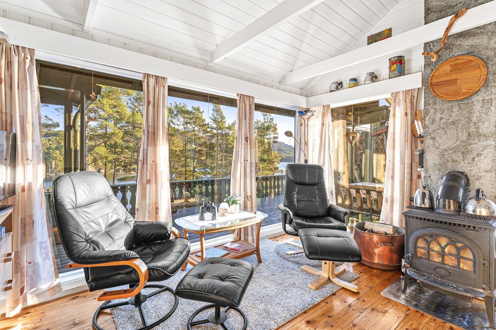 I stuen er det montert vedovn som gir en god varme i boligen. Galleribilde