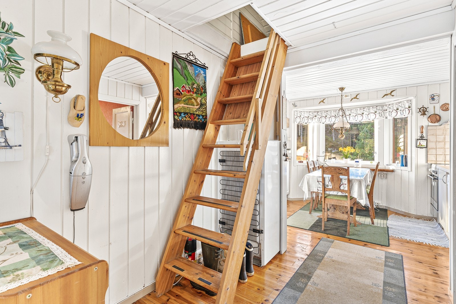 Fra kjøkken er det adkomst til hems via loftstige. Galleribilde