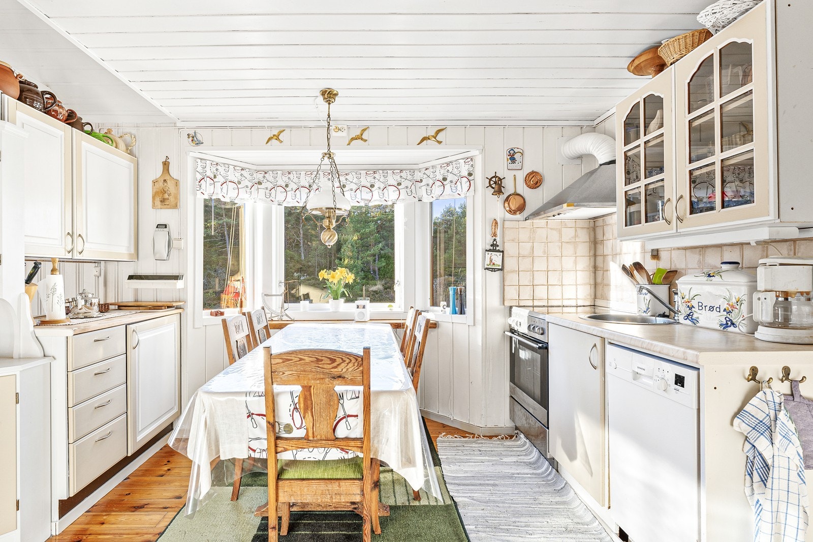 Her er det tilrettelagt for frittstående komfyr, oppvaskmaskin og kjøleskap. Galleribilde