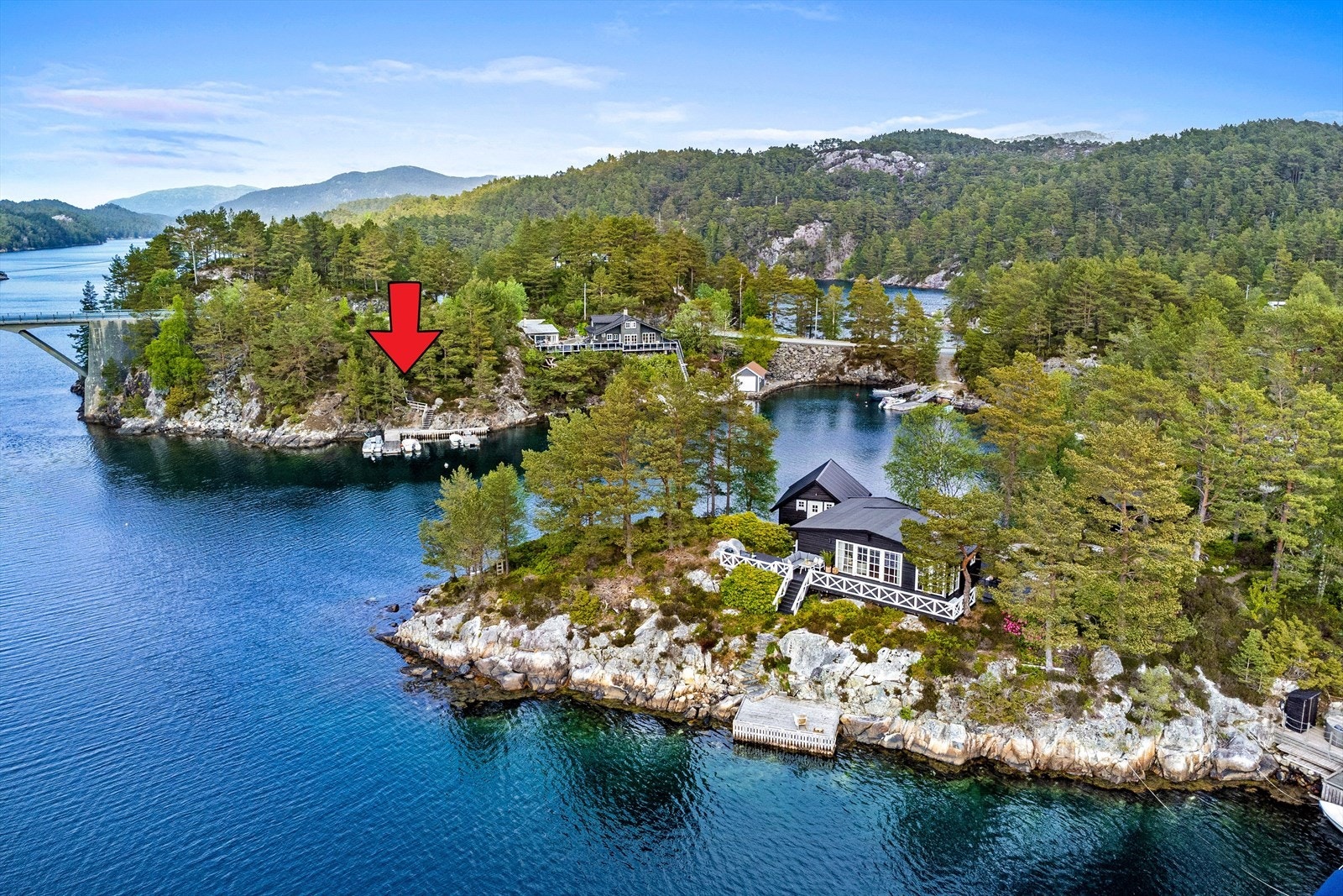 Båtplass og parkering på vei siden. Galleribilde