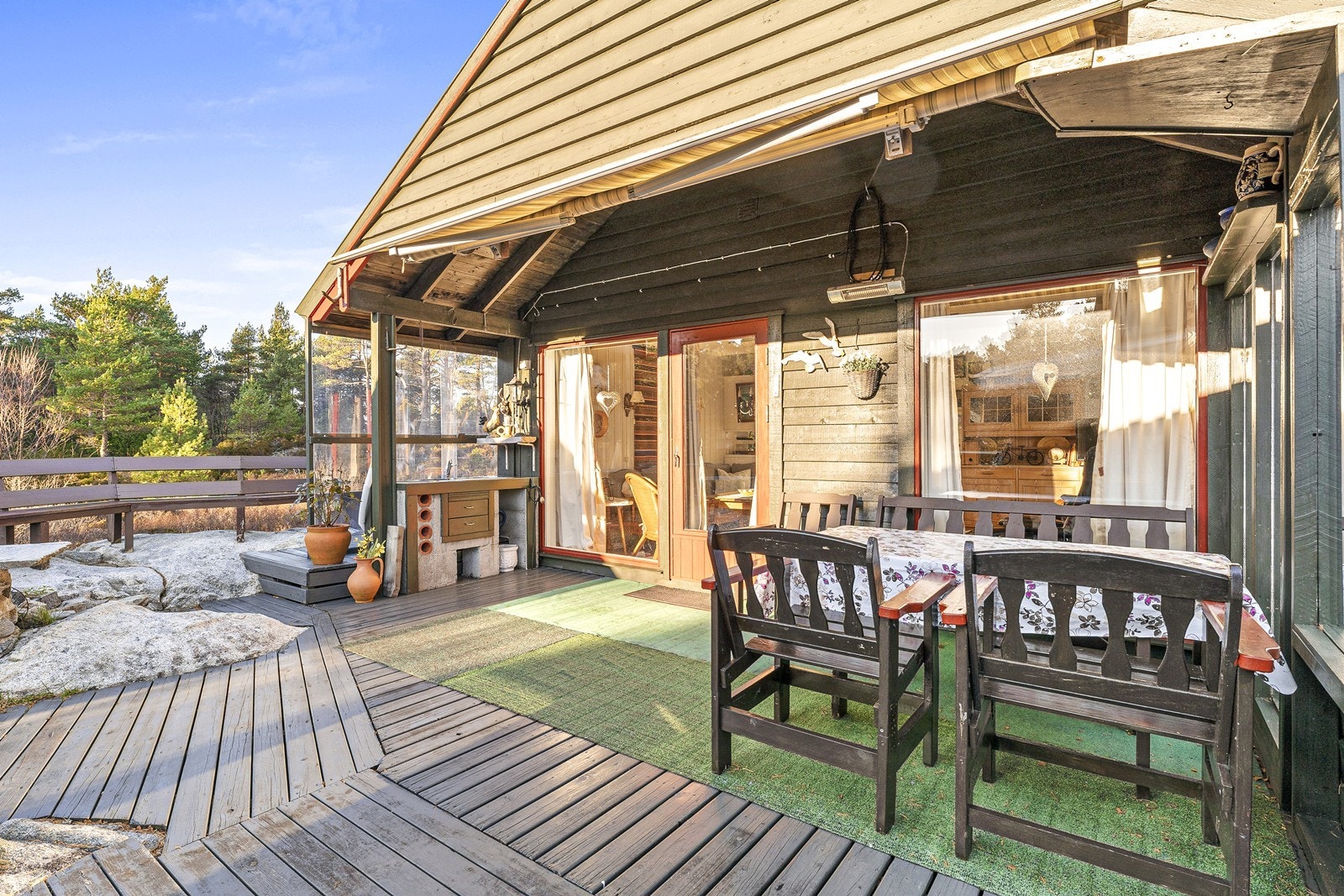 Utenfor stue er det overbygget terrasse med plass til spisebord. Galleribilde