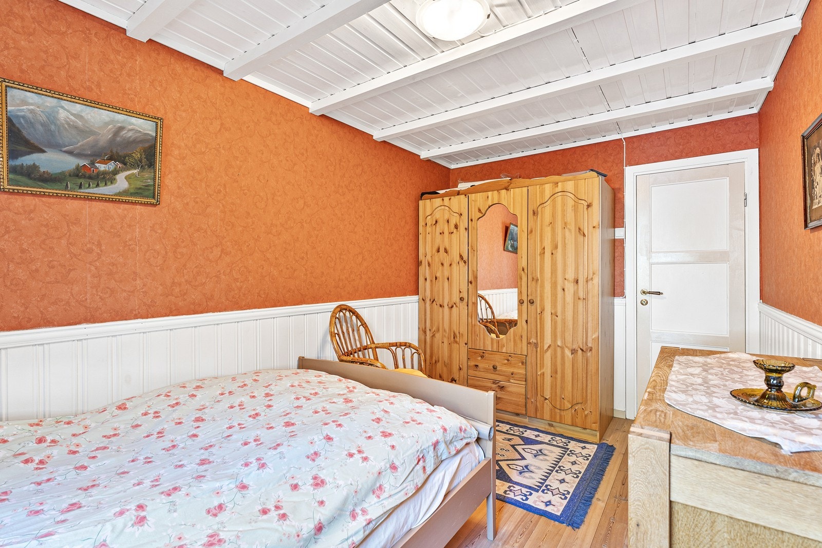 På rommet står det et praktisk garderobeskap med 3 dører - Her er det god plass til klær og utstyr. Galleribilde