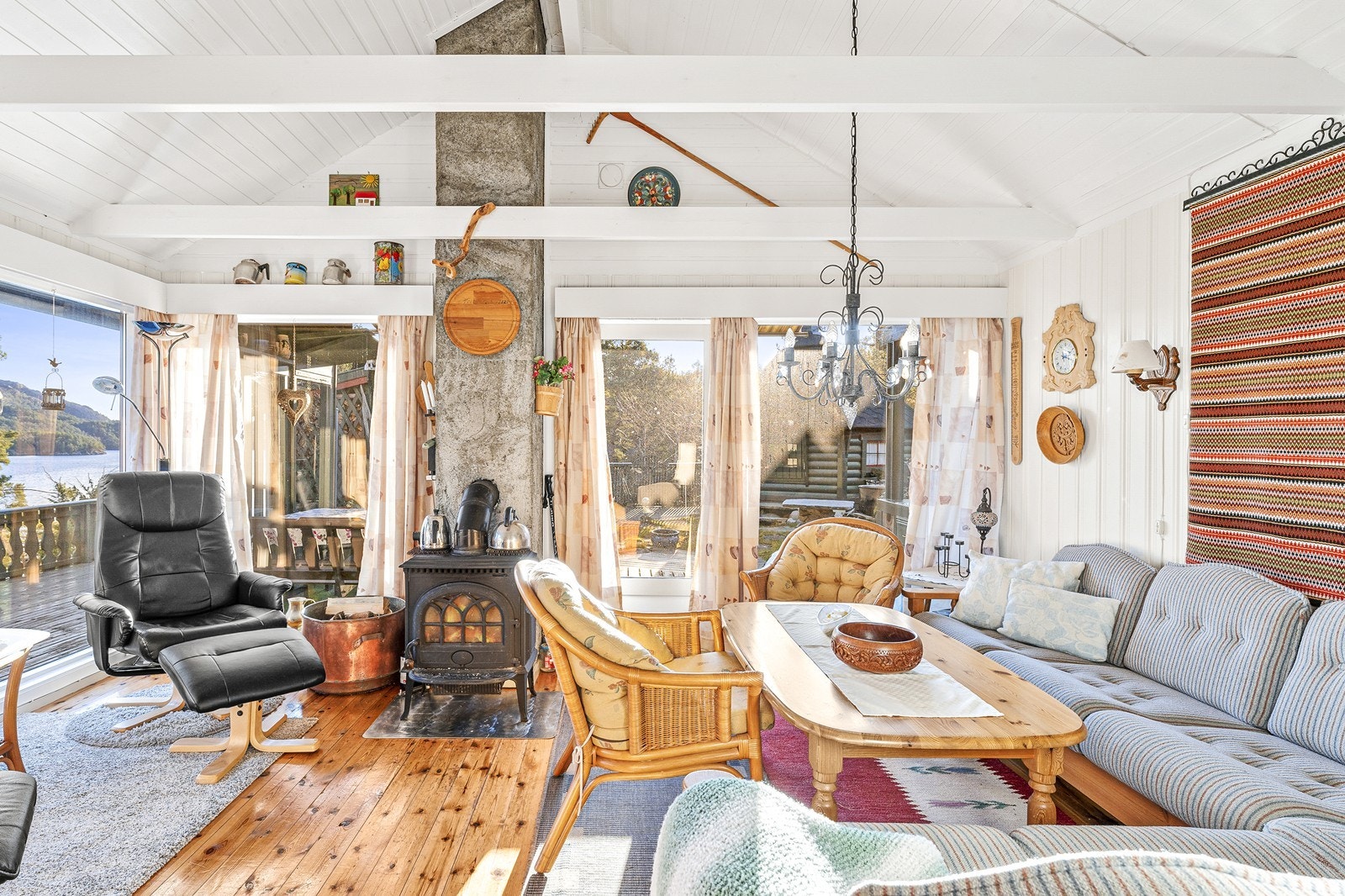 Innvendig er boligen lys og pen med store vindusflater og god takhøyde. Galleribilde