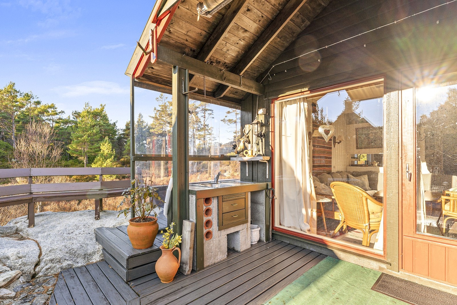 Det er satt opp et hagekjøkken under tak for den som ønsker å tilberede maten ute. Galleribilde