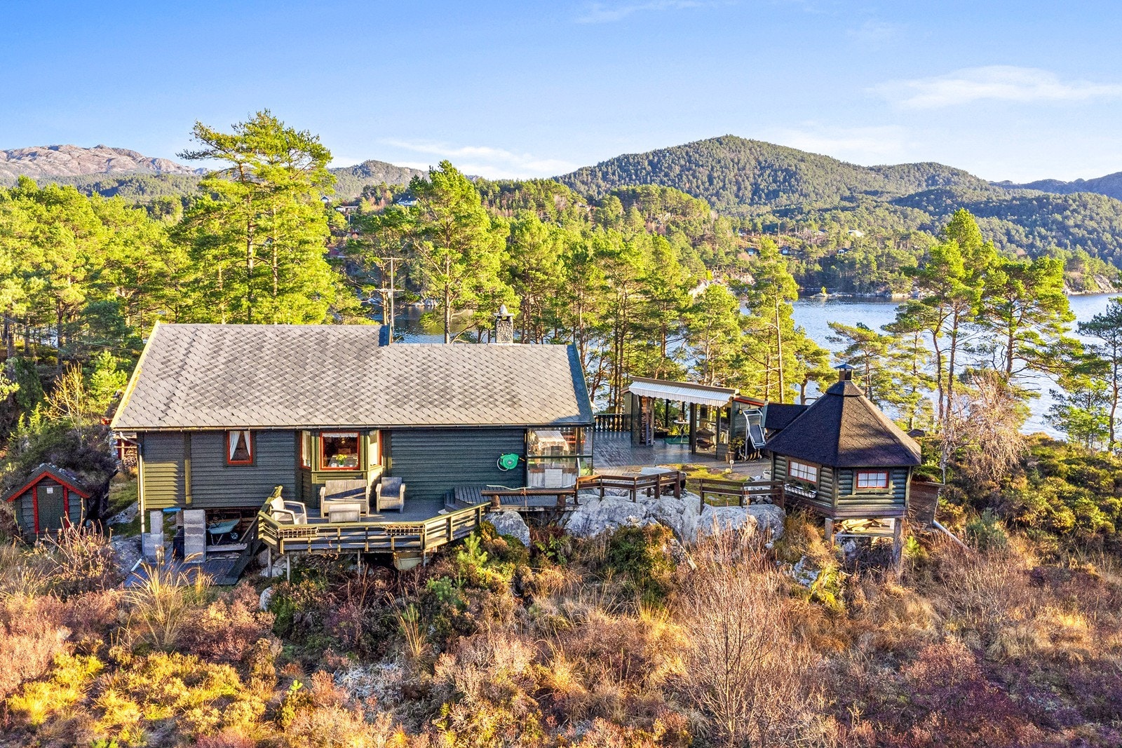 Herfra er det nydelig utsikt mot sjø og gode solforhold! Galleribilde