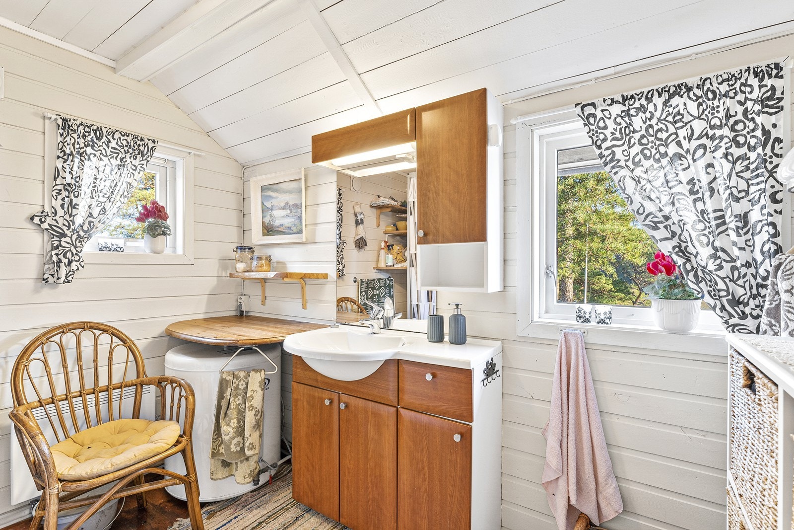 Badet er romslig med plass til kommode under vindu. Galleribilde