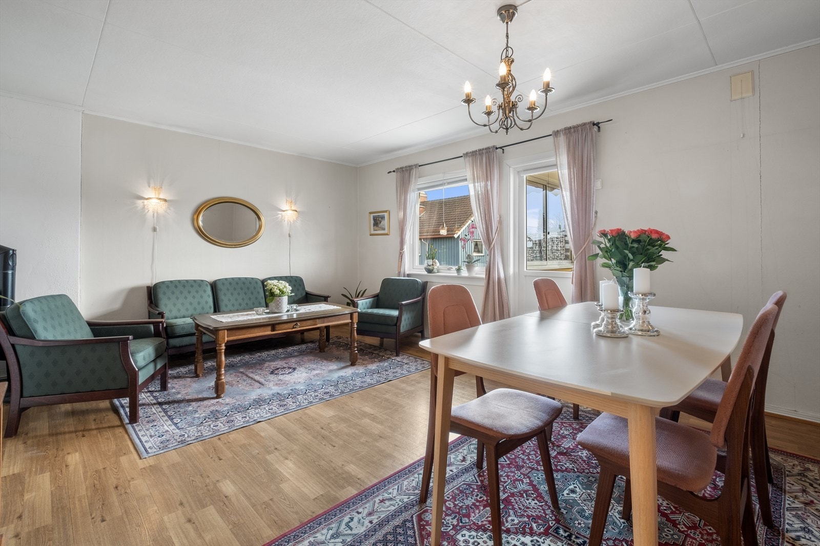 Leiligheten har en lys og trivelig stue med plass til sofa og spisestue Galleribilde