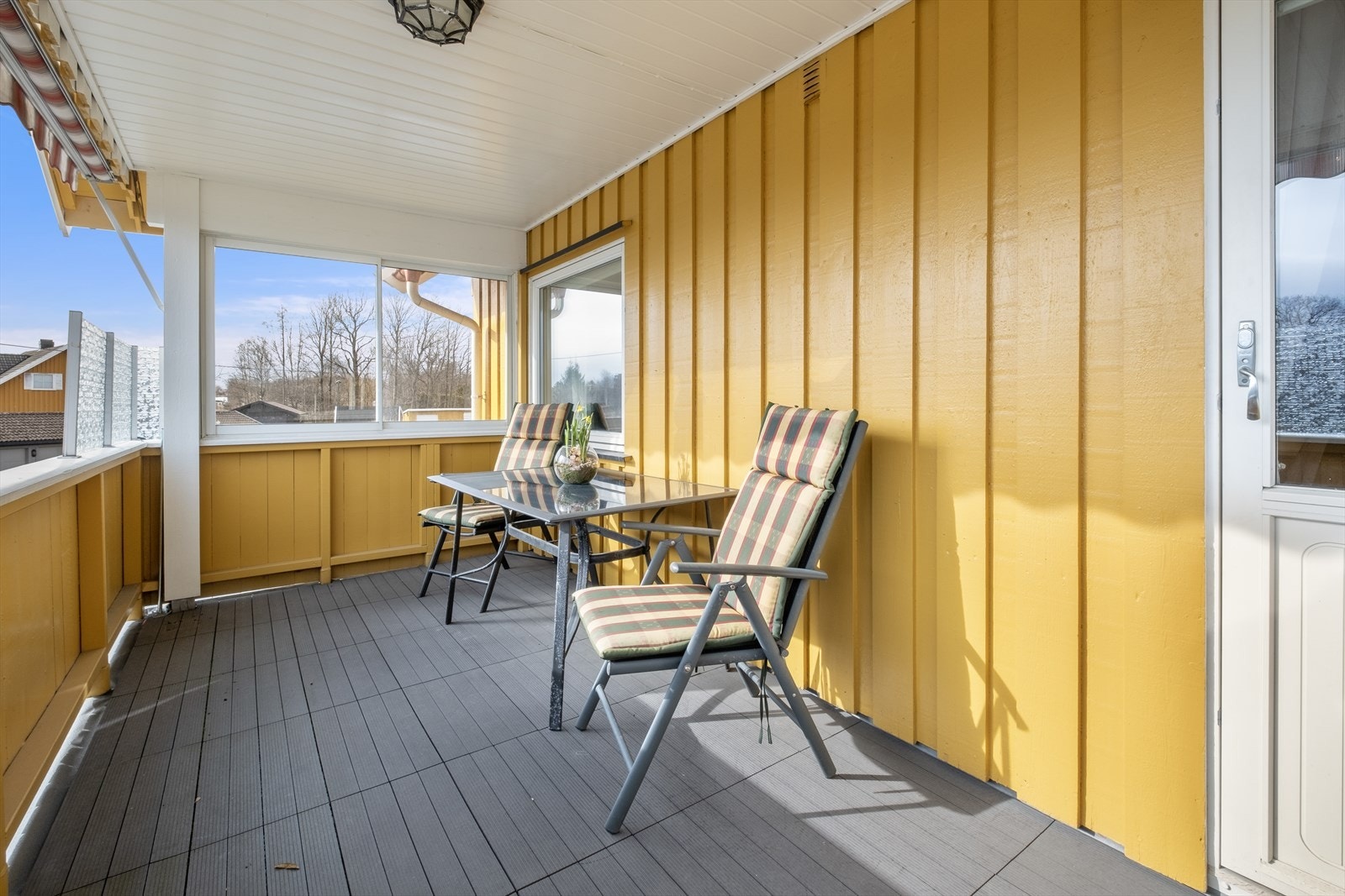 Solrik overbygget balkong. Balkongen har nyere terrassemarkise Galleribilde