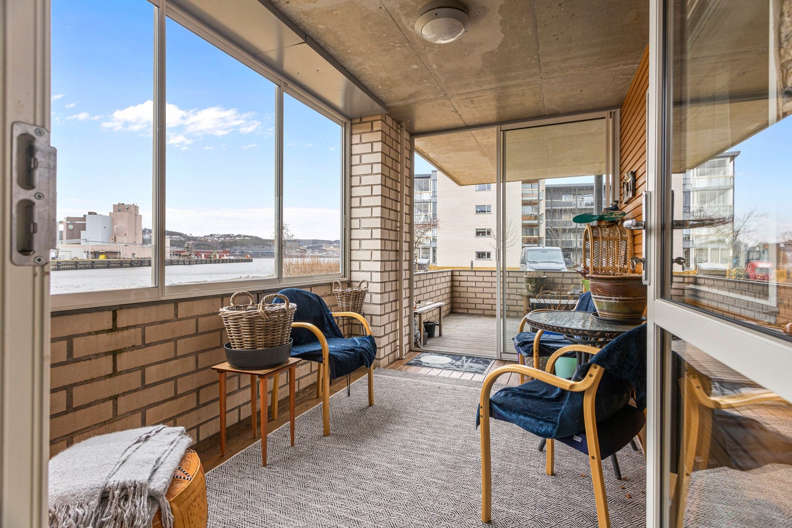 Fra soverommet er det dør ut til innglasset balkong - 7 kvm. Galleribilde