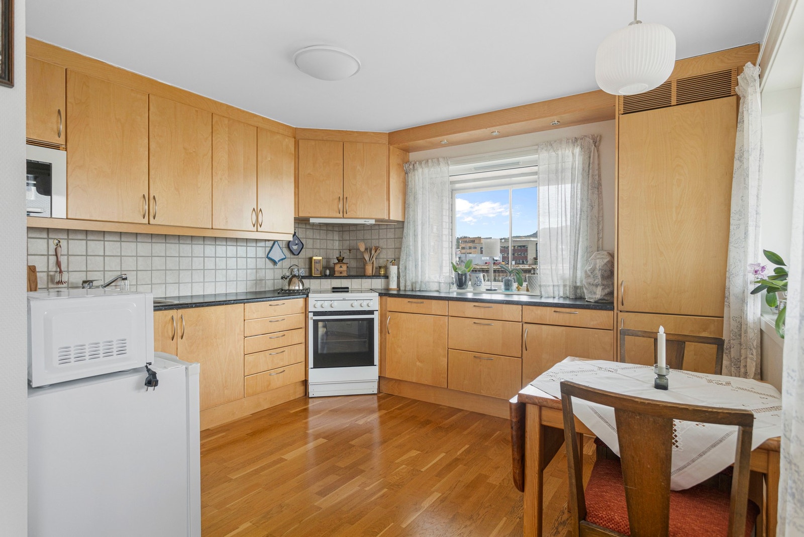 Kjøkken - 12 kvm. Arealet er godt utnyttet med mye benk- og oppbevaringsplass Galleribilde