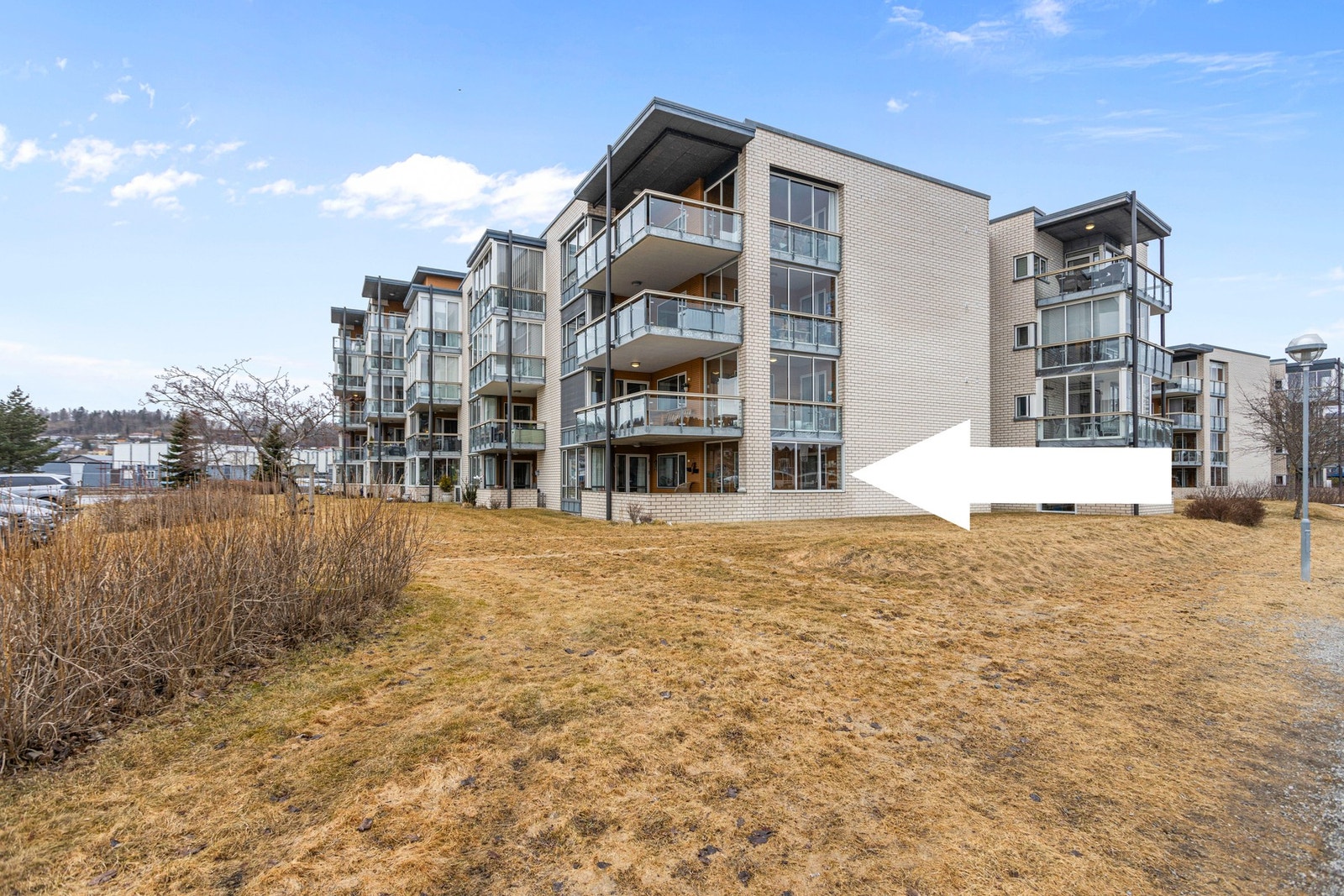 Fin beliggenhet på bakkeplan som en av de ytterste mot Steinkjerelva. Galleribilde