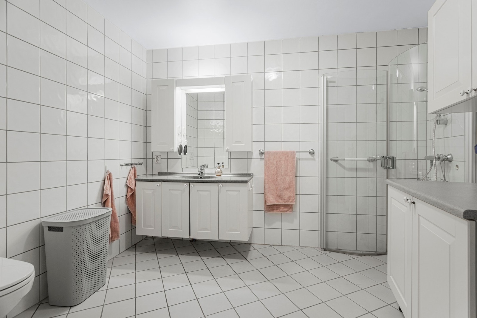 Bad - 8 kvm. Flislagte overflater med gulvvarme. Galleribilde