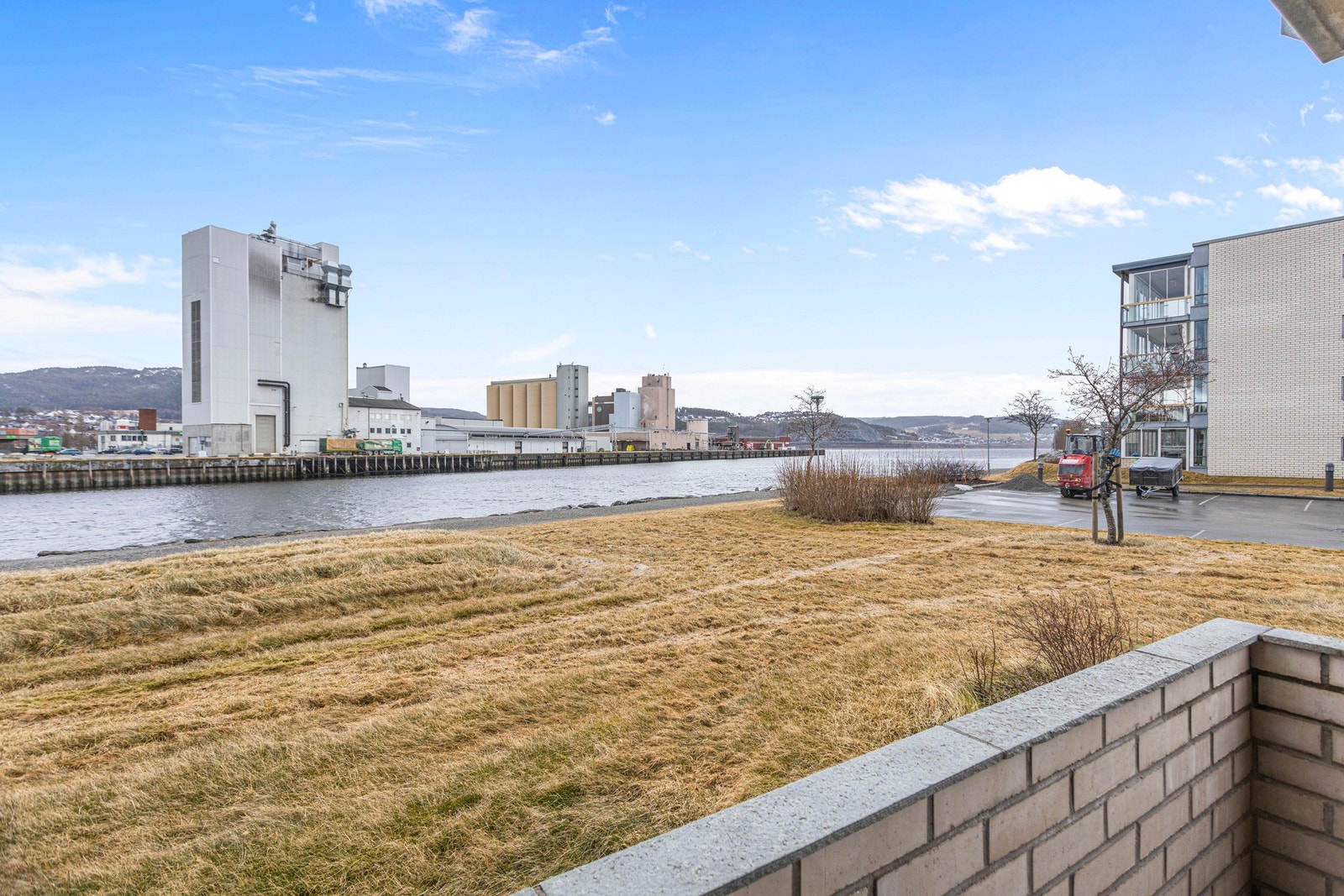 Her kan man nyte flott utsikt til Steinkjerelva, samt følge med på populære elvepromenaden! Galleribilde