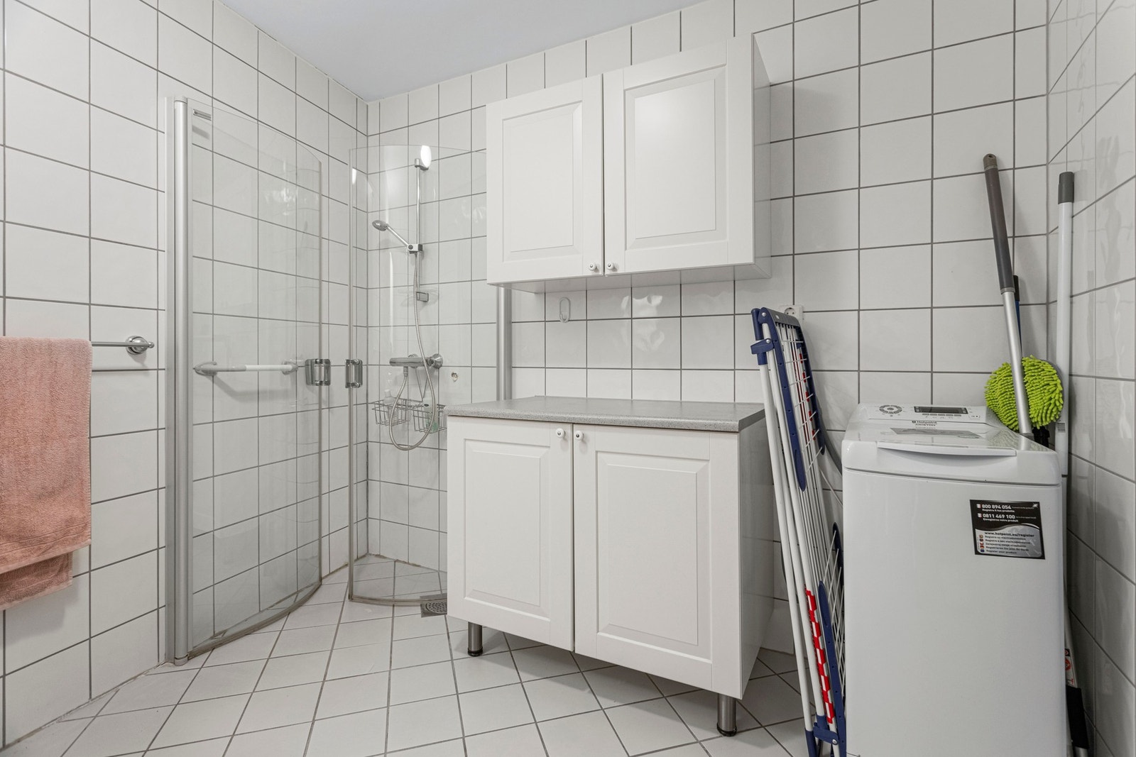 Det er også vaskeromsinnredning og opplegg for vaskemaskin Galleribilde