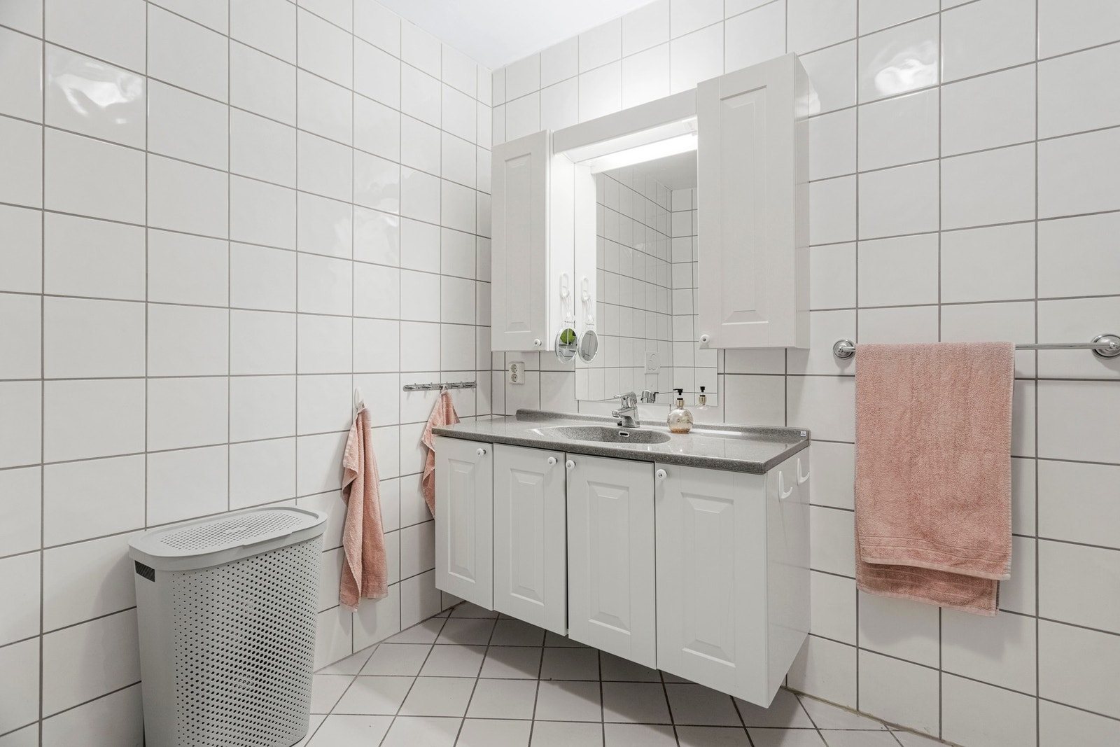 Utstyrt med servantskap, innfellbare dusjdører og toalett. Galleribilde