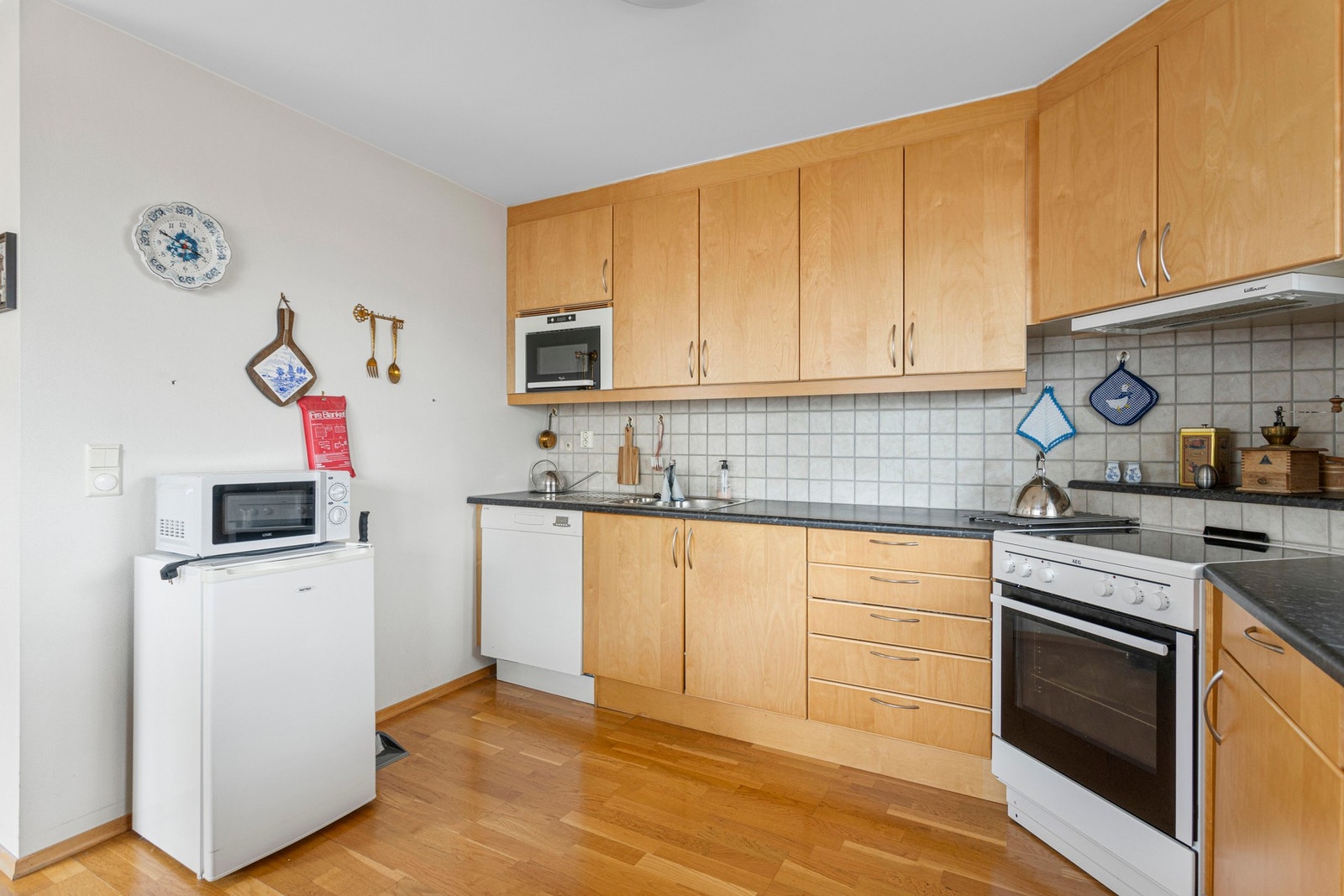 Innredning har avsatt plass for komfyr og oppvaskmaskin. Integrert kjøleskap. Galleribilde