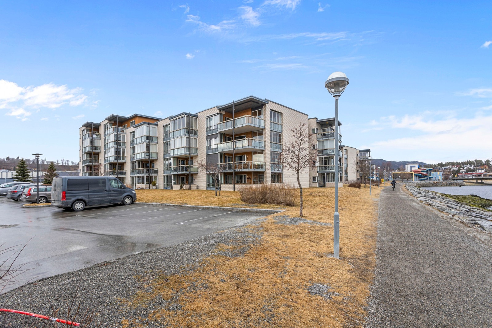 Kort vei til matbutikk, Dampsaga bad, frisør m.m. Gangavstand til kjøpesenter og Steinkjer sentrum. Galleribilde