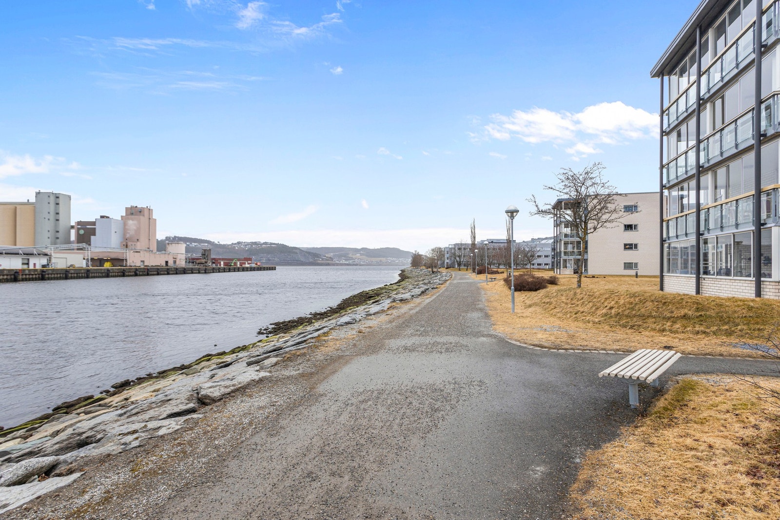 Elvepromenaden er asfaltert og har flere sittebenker. Godt tilrettelagt spasertur som også passer for rullestol eller rullator. Galleribilde