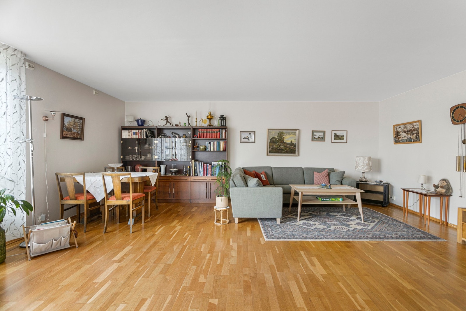 Stor stue som kan møbleres med både sofagruppe, mediemøbler og spisestue! Galleribilde