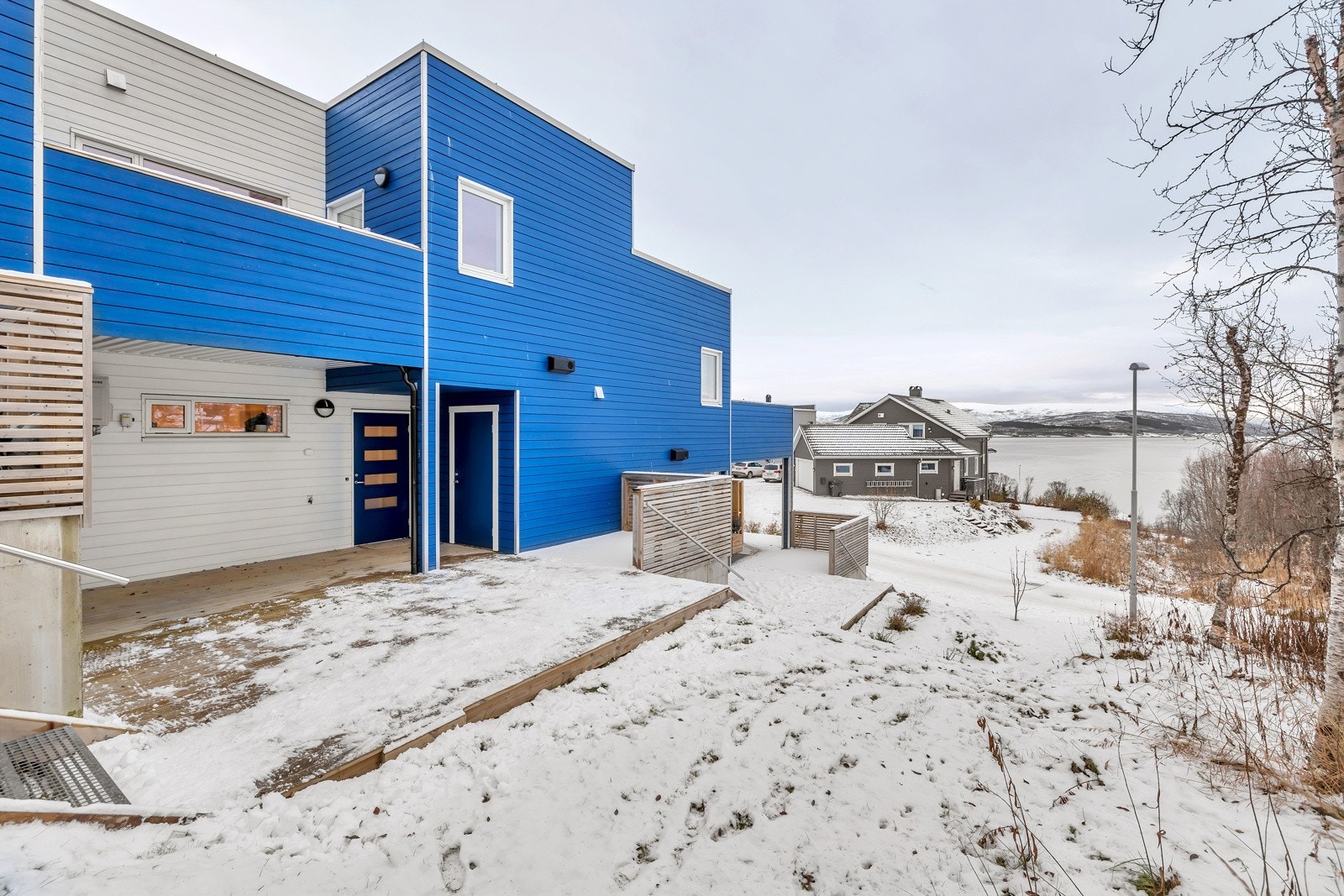 Inngangspatet er på baksiden (nordsiden) av boligen Galleribilde